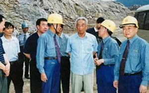 2002年6月1日，時(shí)任全國(guó)人大常委會(huì)副委員長(zhǎng)鄒家華視察江西亞?wèn)|。