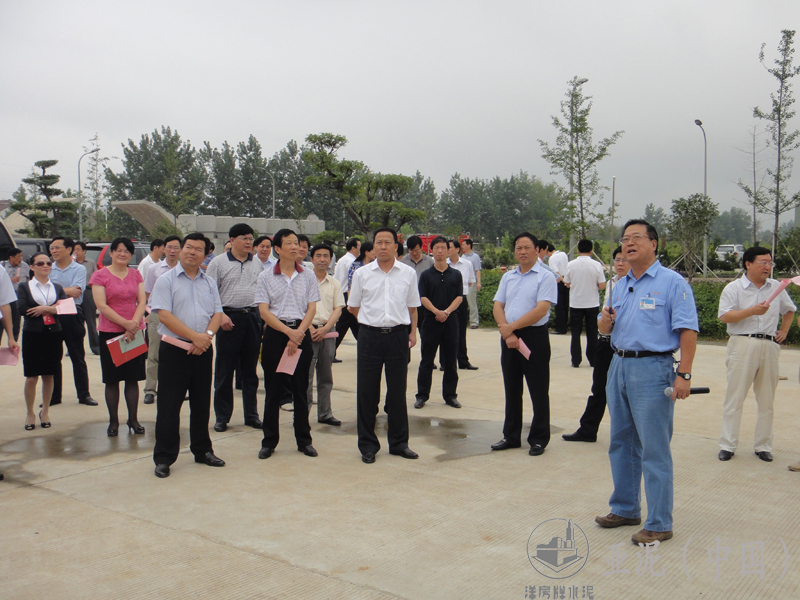 2011年7月，黃岡市市長(zhǎng)劉雪榮、武穴市委書(shū)記吳美景視察黃岡亞?wèn)|