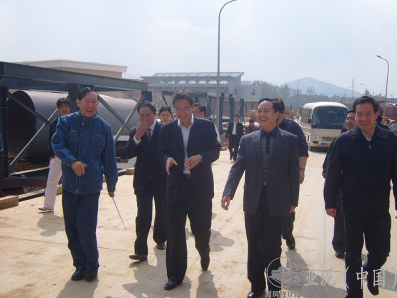 2009年10月，湖北省紀(jì)委書(shū)記黃先耀部長(zhǎng)、劉善橋書(shū)記、張社教書(shū)記視察廠(chǎng)區(qū)