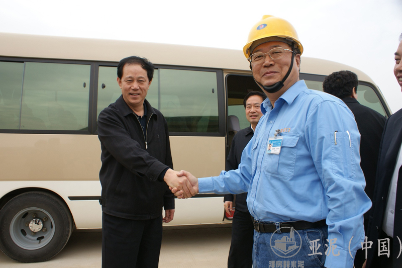 2009年4月，湖北省委常委組織部長(zhǎng)潘立剛視察黃岡亞?wèn)|