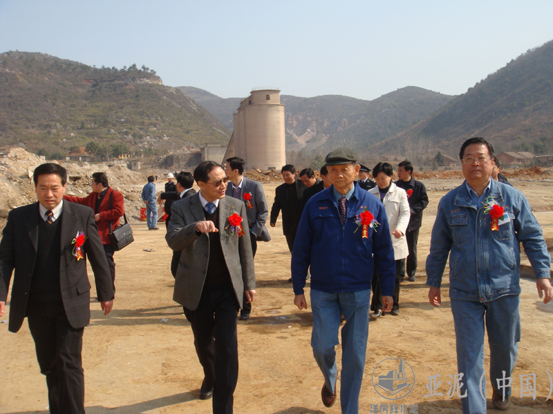 2008年3月，湖北省臺(tái)辦尤習(xí)貴主任與黃岡市委書(shū)記劉善橋視察廠(chǎng)區(qū)建設(shè)