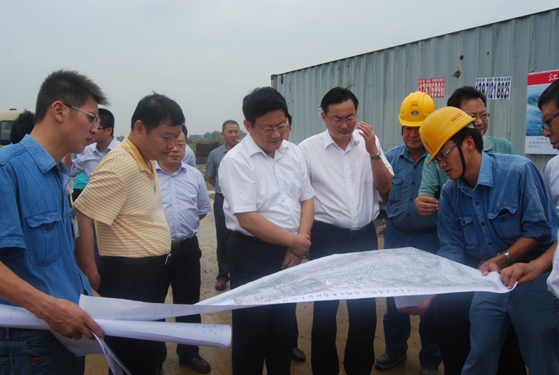 2012年8月9日，江西省國(guó)土資源廳黨組書(shū)記、廳長(zhǎng)胡憲視察江西亞?wèn)|五、六期工地