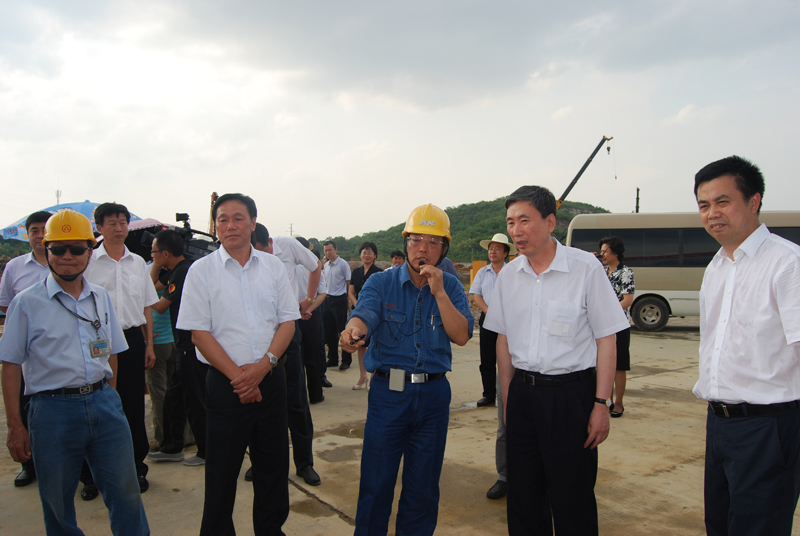 2012年7月11日，江西省政協(xié)主席黃躍金視察江西亞?wèn)|五、六期工地