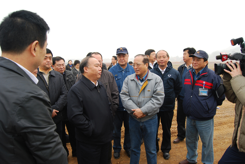 2011年12月6日，江西省常務(wù)副省長(zhǎng)凌成興視察江西亞?wèn)|五、六期工地