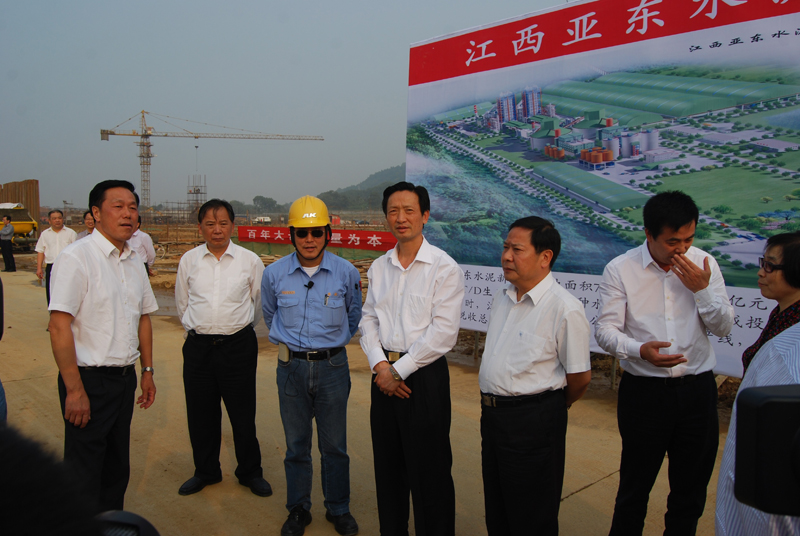 2012年10月9日江西省人大陳達(dá)恒副主任（左四）視察江西亞?wèn)|五/六線(xiàn)工地，張總經(jīng)理振崑親切接待。