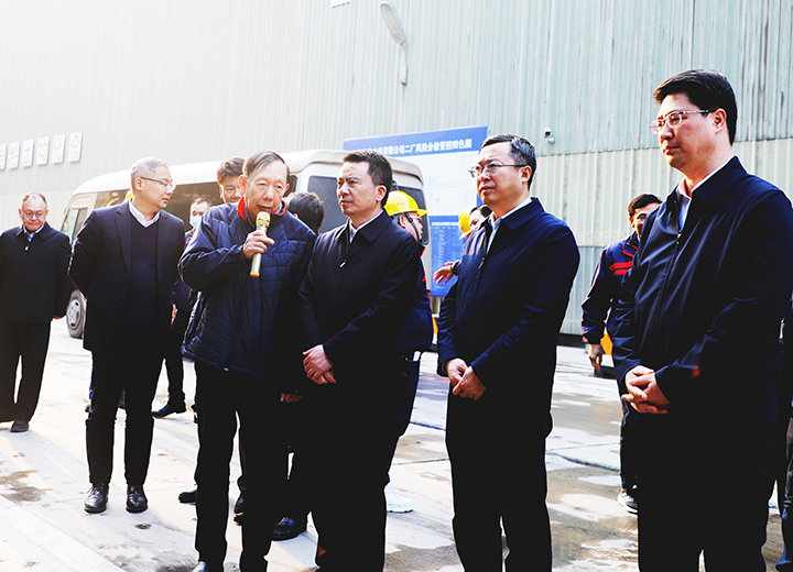 2024年1月9日，江西省人民政府夏文勇副省長(zhǎng)一行參訪(fǎng)江西亞?wèn)|二廠(chǎng)區(qū)，田隆總經(jīng)理于現(xiàn)場(chǎng)介紹公司運(yùn)營(yíng)情況。