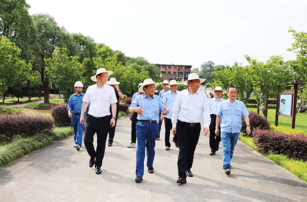 2024年7月9日，江西省人大副主任張小平一行來(lái)江西亞?wèn)|調(diào)研礦區(qū)生態(tài)修復(fù)保護(hù)及相關(guān)工作，亞泥（中國(guó)）張振昆執(zhí)行長(zhǎng)與王海洋副董事長(zhǎng)特別助理一同接待。